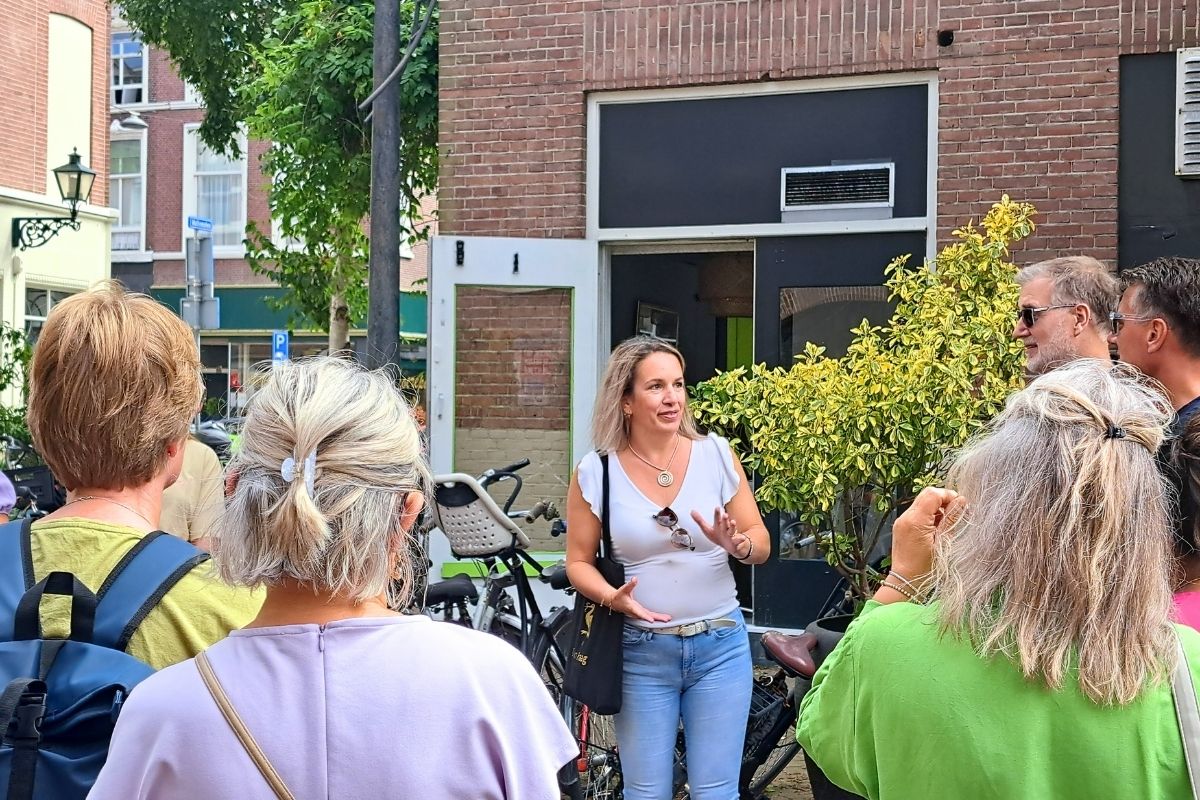 Stadsgids Hanneke tijdens een rondleiding in Den Haag